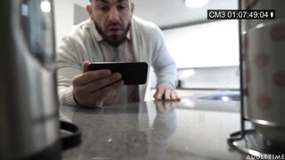 Az óriás cickós bejárónő meghágva
