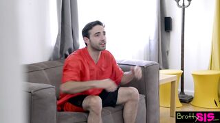 A bombázó tini kiscsaj tv nézés helyzett szopna