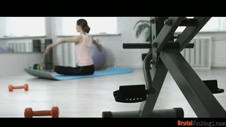 Jogázó tini nőcit kúrel popsiba az edő