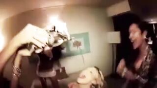 Tini kisasszony a nevelő testvérén lovagol