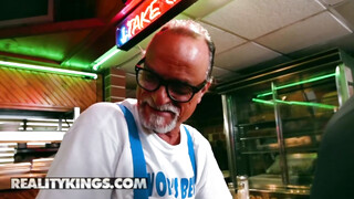 Reality Kings - Sadie Pop a kurva tini csajszi