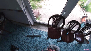 Tetovált orosz tini hölgyemény a medencénél közösül