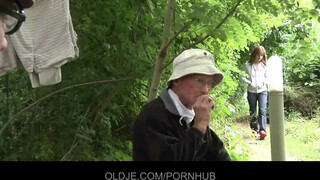 Oldje - kettő idős basz meg egy tinicsajt az erdőben