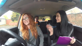Fake Driving School - pici vörös nőci eltereli az oktató figyelmét
