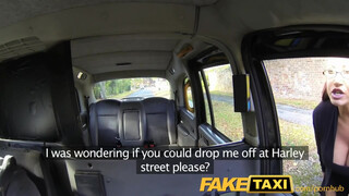 FakeTaxi - méretes didkós Milf szétbaszatja magát a Taxiban