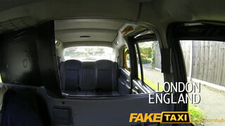 FakeTaxi - méretes seggű csajszi szexelni akar