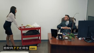 Brazzers - Ella Knox az óriás tőgyes brazil spiné