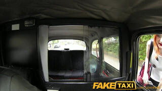 FakeTaxi szexy vörös kiscsaj extra kannákkal