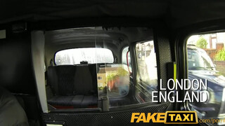 FakeTaxi világos szőke kis csajt nem nagyon zavarja az idősebb fallosz