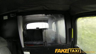 FakeTaxi félénk bige extra pénzt szerez