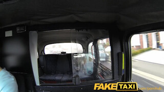 FakeTaxi fullos bige engedi popóba is