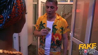 Fake Hostel afrikai kiscsaj és egy spanyol pina közösen