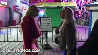 Reality Kings - Carmen Caliente & Kendra Sunderland letámadnak egy krapekot