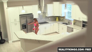 Reality Kings - a latinos latin Bianka méretes popókája megdöngetve
