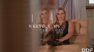 Nikky Dream fullos ruhában maszturbál