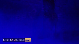 Brazzers - Cherie Deville popókája is bekúrva