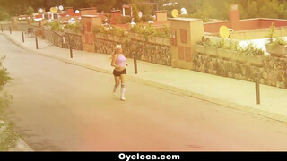 OyeLoca - Blondie Fesser a méretes keblű latin
