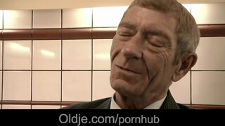 Magyar pornófilmes picsa közösül idős sráccal - Oldje