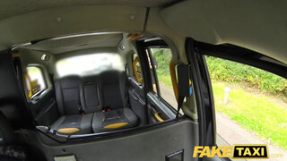 Fake Taxi - Méretes keblű milf megkúrva a hátsó ülésen