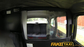 FakeTaxi - Felborotvált fejű punk csajszi megkúrva