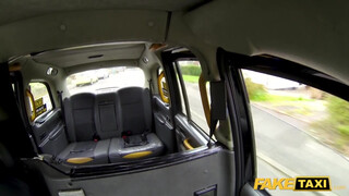 Fake Taxi - Amber Jayne lovagol a taxis pöcsén