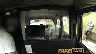 Faketaxi - szőrös pinájú milf hölgyemény szexel egyet