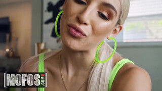 MOFOS - Abella Danger szőrös picsája megkefélve