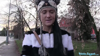 Public Agent - aranyos orosz kiscsaj az utcáról