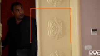 Anissa Kate a dákó kedvelő titkárnő