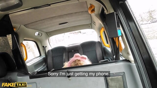 Fake Taxi - Fullos latina lány megrakva a taxiban