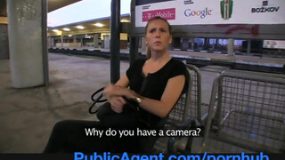 PublicAgent - vonatra váró szomorú csaj