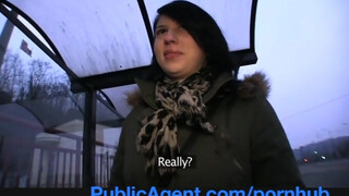 PublicAgent - hölgyemény a buszmegállóból