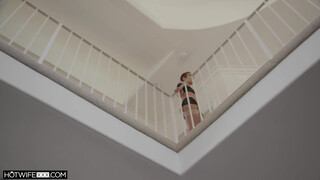 HOTWIFEXXX - Rövid hajú háziasszony megkúrva