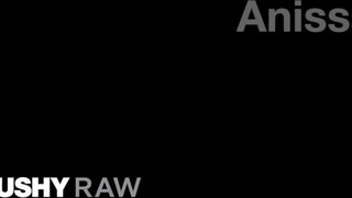 TUSHYRAW - Anissa Kate popsijába pélót tolnak
