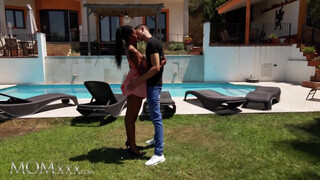 MOMxxx - Tina Fire a hatalmas keblű barna milf