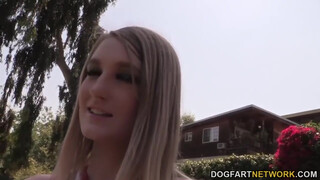 Summer Carter a cuki világos szőke kisasszony