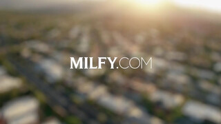 MILFY - Érett nő és a tini kiscsaj