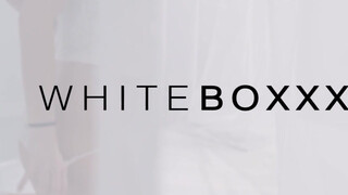 WhiteBoxxx - Eveline Dellai hátsó bejáratba rakva
