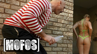 MOFOS - Harley King a bombázó világos szőke tini kiscsaj