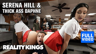 REALITY KINGS - Thick Ass Daphne és Serena Hill a gyönyörű pincérnők