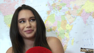 Ártatlan tini bekúrva vén férfi által a muffban és arcra élvezés