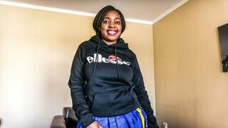 Afrikai koleszos kisasszony munkát keres a tanulmányaihoz