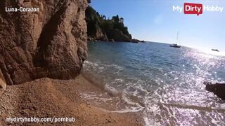 Luna Corazon tüzes cumizása a strandon, majdnem elkapták