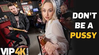Bátor világos szőke pornószínész kúrja idegen srácot a bárban