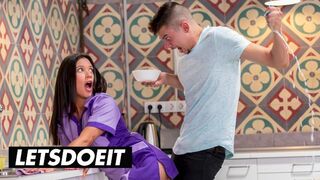 A gyönyörű szobalány Jade Presley kitakarít és cidázza a méretes faszkat a forró szálláson