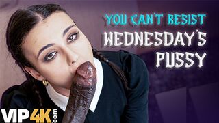 Lispy wednesday kefélte a nevelő apa méretes faszát mint egy igazi kutyaként