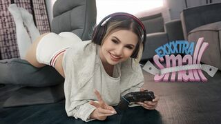 Kicsike tini hölgyemény Aria Banks elkapja magas mostohabátyját Chris Epicet, aki a szobájában kézimunkázza a dákója