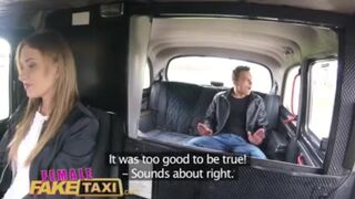 Fiatal srác gyorsan megdugja Angel Piaff szaftos kiborotvált puncáját a hamis taxiban