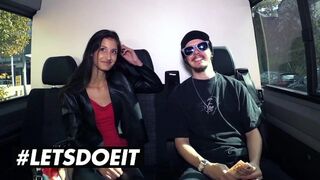 Vékony néger Coco Kiss pénzért cidázza a méretes csoki fazt az kocsiban