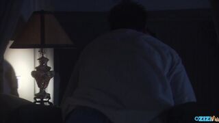 Tini csajszi cidázik és lovagol a farkon ágyban lefekvés előtt